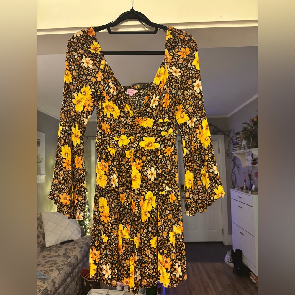 Size mediumm Mi Ami by Francesca’s boho flower dress.